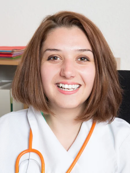 Image of an enthusiastic intern female looking at camera — Stock Photo, Image