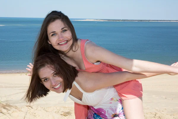 Happy summer vacation - piggy back by the ocean — Stock Photo, Image