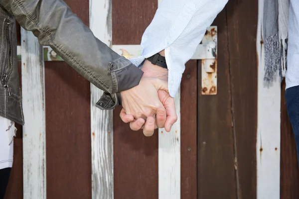 Счастливая пара мужчина и женщина держатся за руки снаружи — стоковое фото