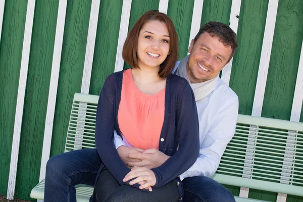 Couple heureux passer du bon temps ensemble sur le banc — Photo