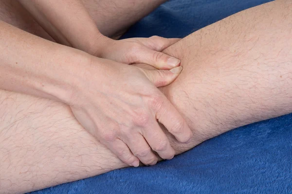 Bliska fizjo terapeuty daje masaż nóg — Zdjęcie stockowe