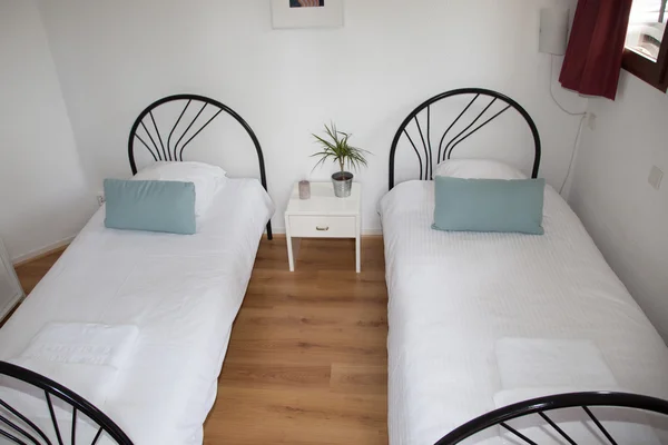 Два односпальних ліжка в затишній спальні в світлому будинку — стокове фото