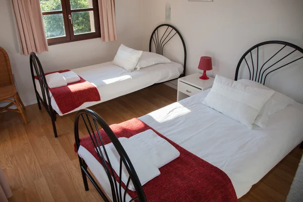 Dos camas individuales en un acogedor dormitorio en una casa luminosa — Foto de Stock