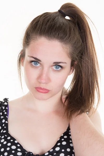 Retrato de uma jovem mulher fazendo uma expressão de faneca — Fotografia de Stock