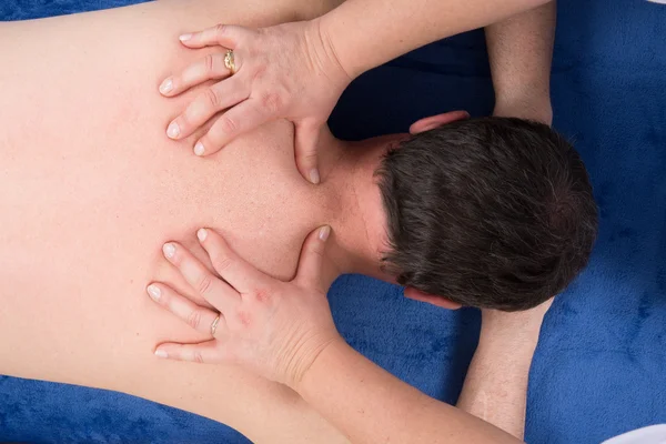 Por encima de la vista de un hombre recibe un masaje en el hombro — Foto de Stock