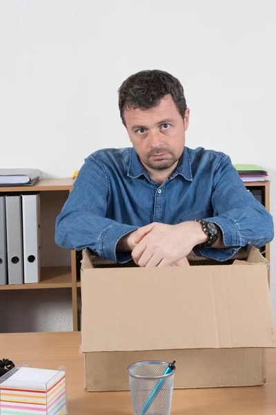 Retrato de un triste hombre de negocios llevando caja, despedido —  Fotos de Stock