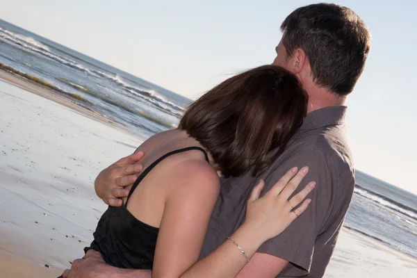 In love couple embracing at the beach — Stock Photo, Image