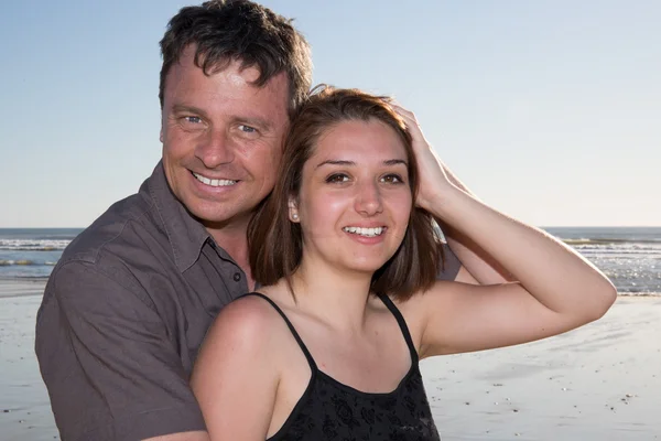 Attraktives Paar beim Kuscheln am Strand, Sommerurlaub — Stockfoto