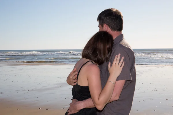 Loving couple cuddling at the beach love affair — Stock Photo, Image