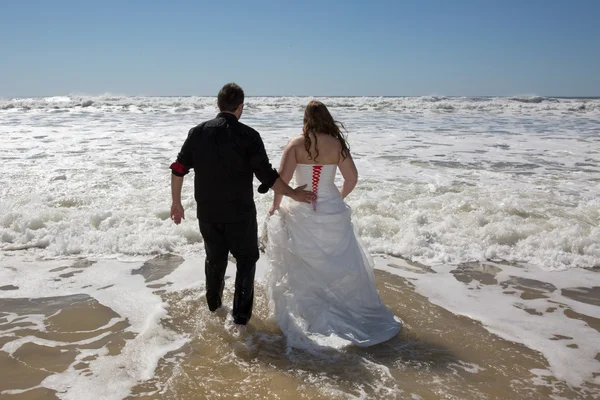 Schönes romantisches Hochzeitspaar verliebt, Männer und Frauen — Stockfoto