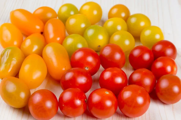 Tomates cereja orgânicos multicoloridos no mercado agrícola local . — Fotografia de Stock