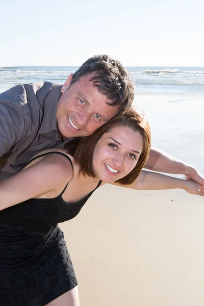 Loving couple cuddling at the beach, summer vacation — Stock Photo, Image