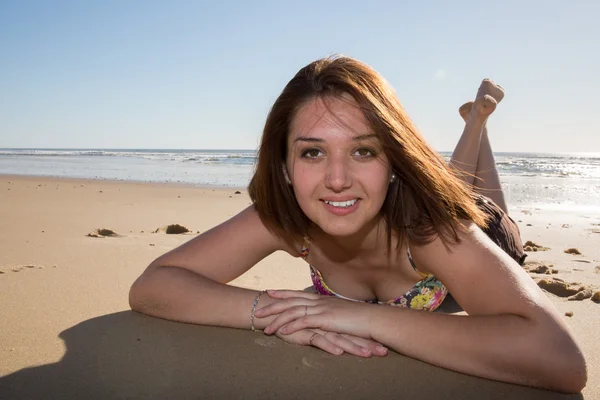 Neşeli ve genç ve güzel kadın bir plajda — Stok fotoğraf