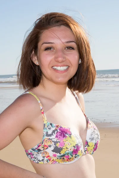 Junge Frau im Bikini blickt in die Kamera — Stockfoto