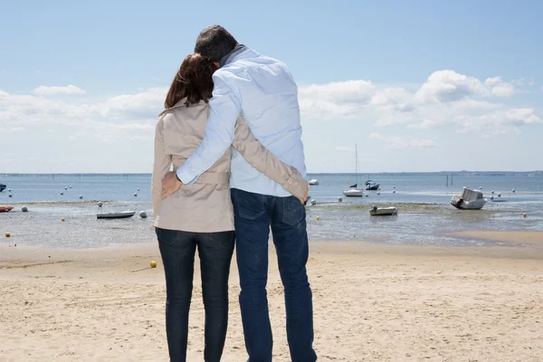 Happy couple on beach, attractive people standing — Stock Photo, Image