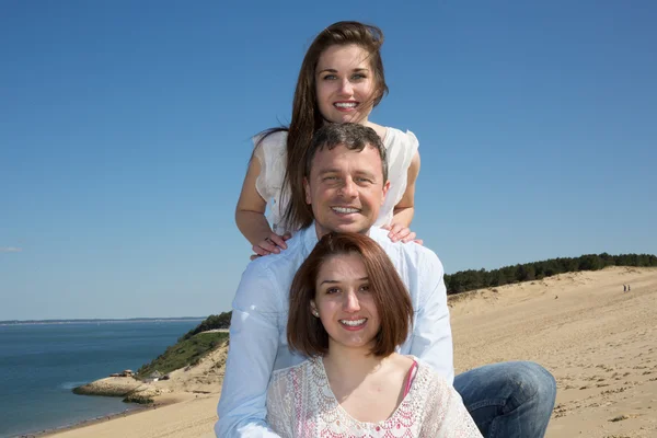 Familie huckepack mit Tochter auf dem Ozean — Stockfoto