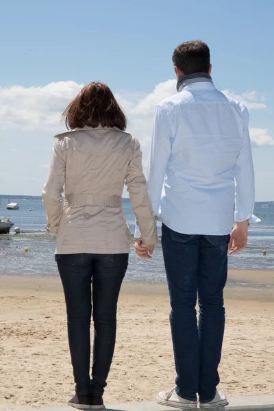 Happy couple on beach, attractive people standing — Stock Photo, Image