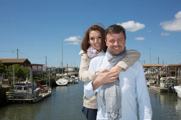 Romantische paar ontspannen op de river dok in herfst park — Stockfoto