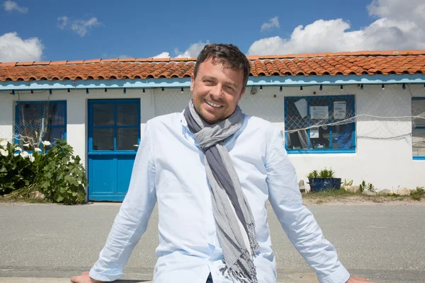 Beau homme souriant en vacances sous le ciel bleu — Photo