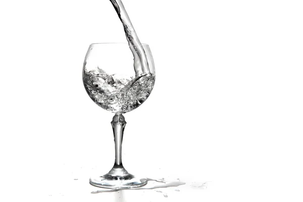 Water spatten van glas geïsoleerd op witte achtergrond — Stockfoto