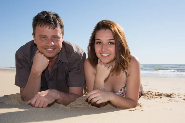 Underbara par att ha kul på stranden. Sommar semester. — Stockfoto