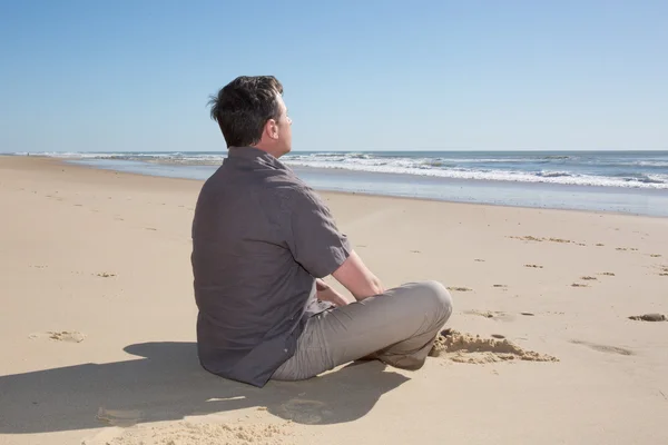 Homem meditando com as mãos virar-se para o céu . — Fotografia de Stock