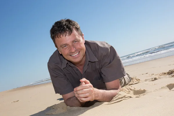 Ritratto di un uomo sorridente su una spiaggia — Foto Stock