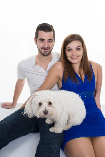 Jovem e adorável casal feliz com seu cão branco amoroso — Fotografia de Stock