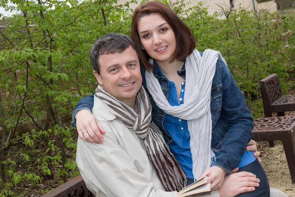 Portret van de gelukkige paar met een gids Toerisme — Stockfoto