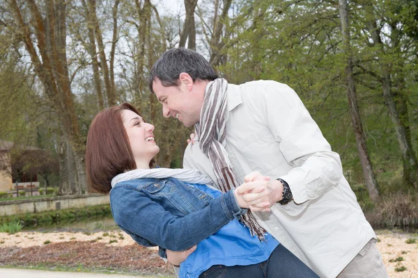 Joven pareja feliz bailando al aire libre — Foto de Stock