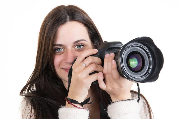 Vrouw-fotograaf neemt beelden, geïsoleerd op witte achtergrond — Stockfoto