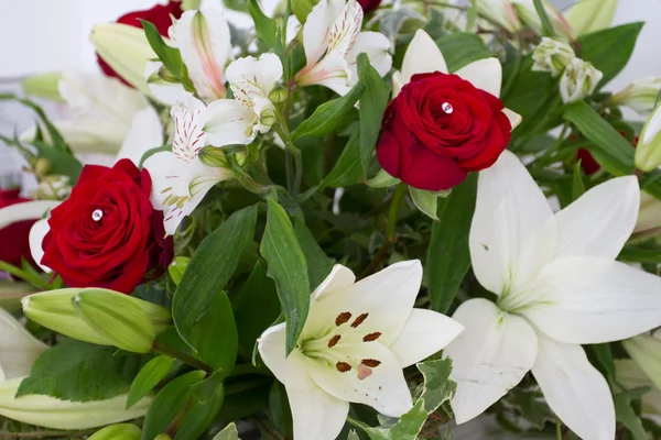 Anéis de casamento e rosas, flores bonitas, vermelho e branco — Fotografia de Stock