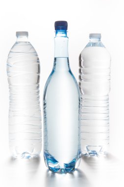 Beyaz arka plan üzerinde izole su şişesi