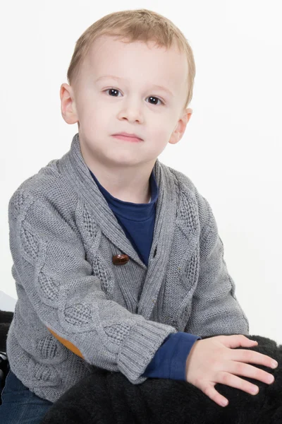 Ernster Junge in grau erschossen im Studio auf einem weißen — Stockfoto