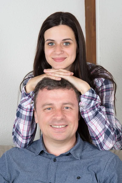 Retrato de un hombre feliz sonriendo con una joven — Foto de Stock