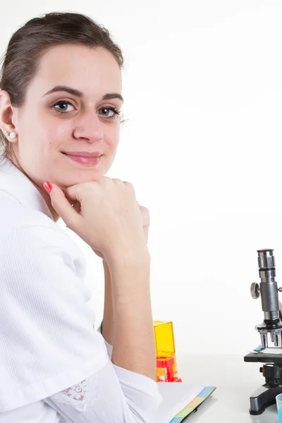 Scienziata che guarda attraverso un microscopio in laboratorio — Foto Stock
