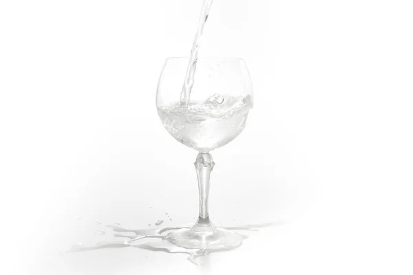 Spruzzi d'acqua da vetro isolato su sfondo bianco — Foto Stock