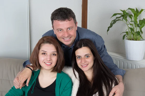Feliz y encantadora familia de padre cantor con hijas — Foto de Stock