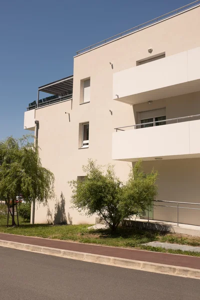 Modernes, neues Executive Apartmentgebäude — Stockfoto