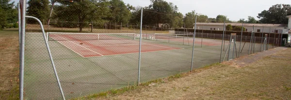 Leerer Tennisplatz unter blauem Himmel — Stockfoto