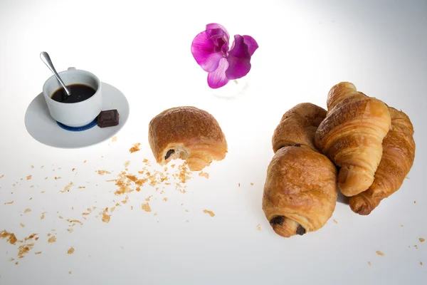 Copa de capuchino con un croissant francés y un fondo blanco — Foto de Stock