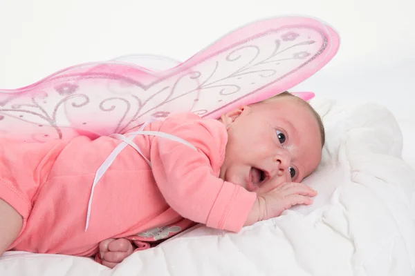 Close up de uma menina recém-nascida com asas de anjo — Fotografia de Stock