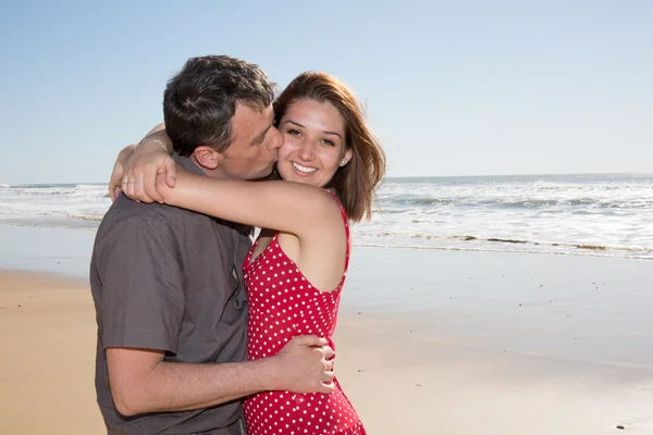 Muž líbat jeho láska na pláži, romance — Stock fotografie