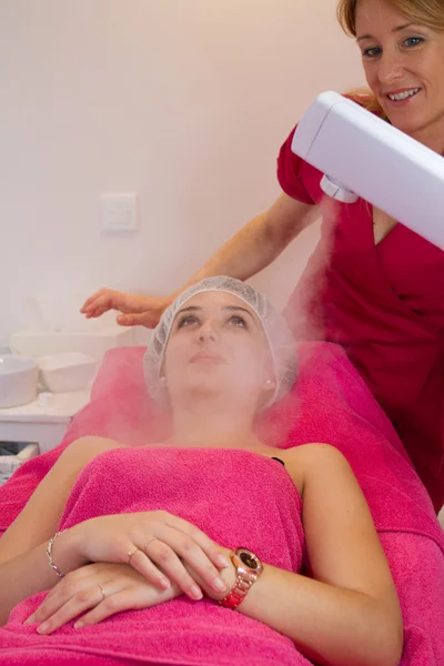 Rilassante durante un trattamento viso a vapore in una beauty spa . — Foto Stock