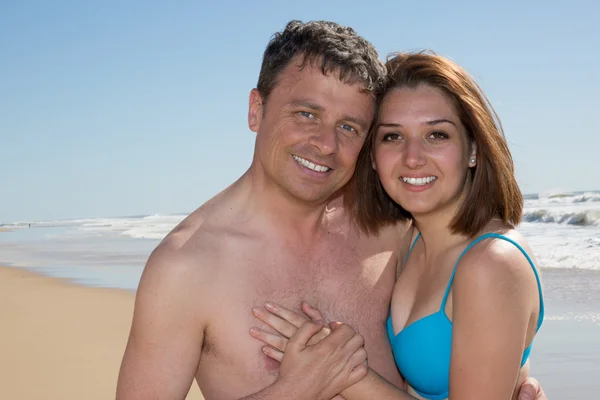 Szeretet és a pár a tengerparton élvezi egy napsütéses napon — Stock Fotó