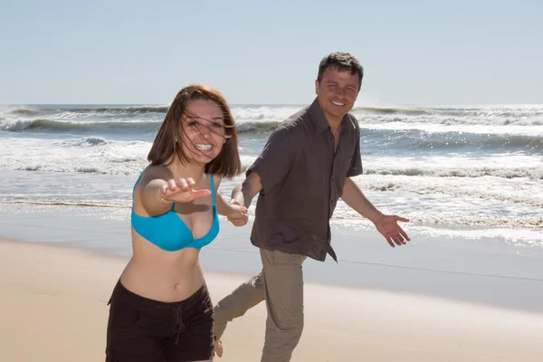 해변에 산책 하는 커플. 웃 고 있는 해변에 산책 하는 행복 한 커플 — 스톡 사진
