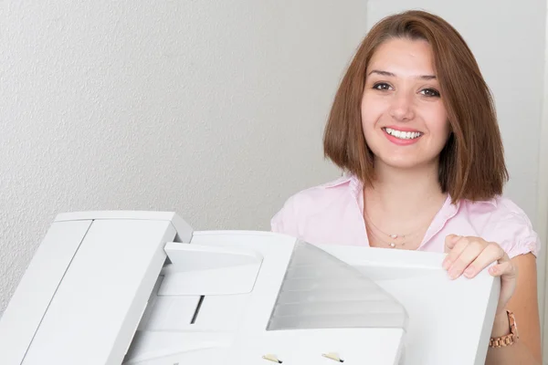 Sorridente mulher de negócios operando máquina de fotocópia no escritório — Fotografia de Stock