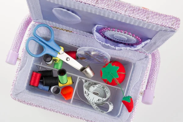 Caja con accesorios para costura, agujas de coser tijeras . — Foto de Stock