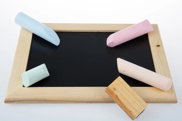 Kleine school houten leeg schoolbord en krijtjes — Stockfoto