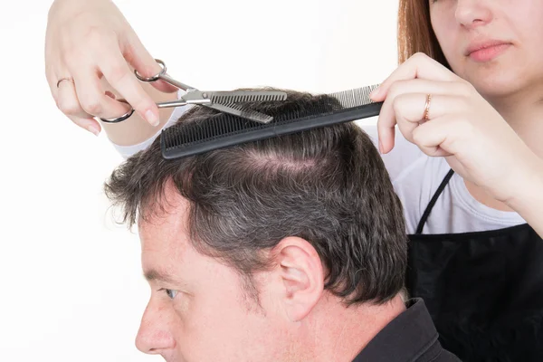 Peluquería femenina corte de pelo de hombre cliente en salón de belleza —  Fotos de Stock